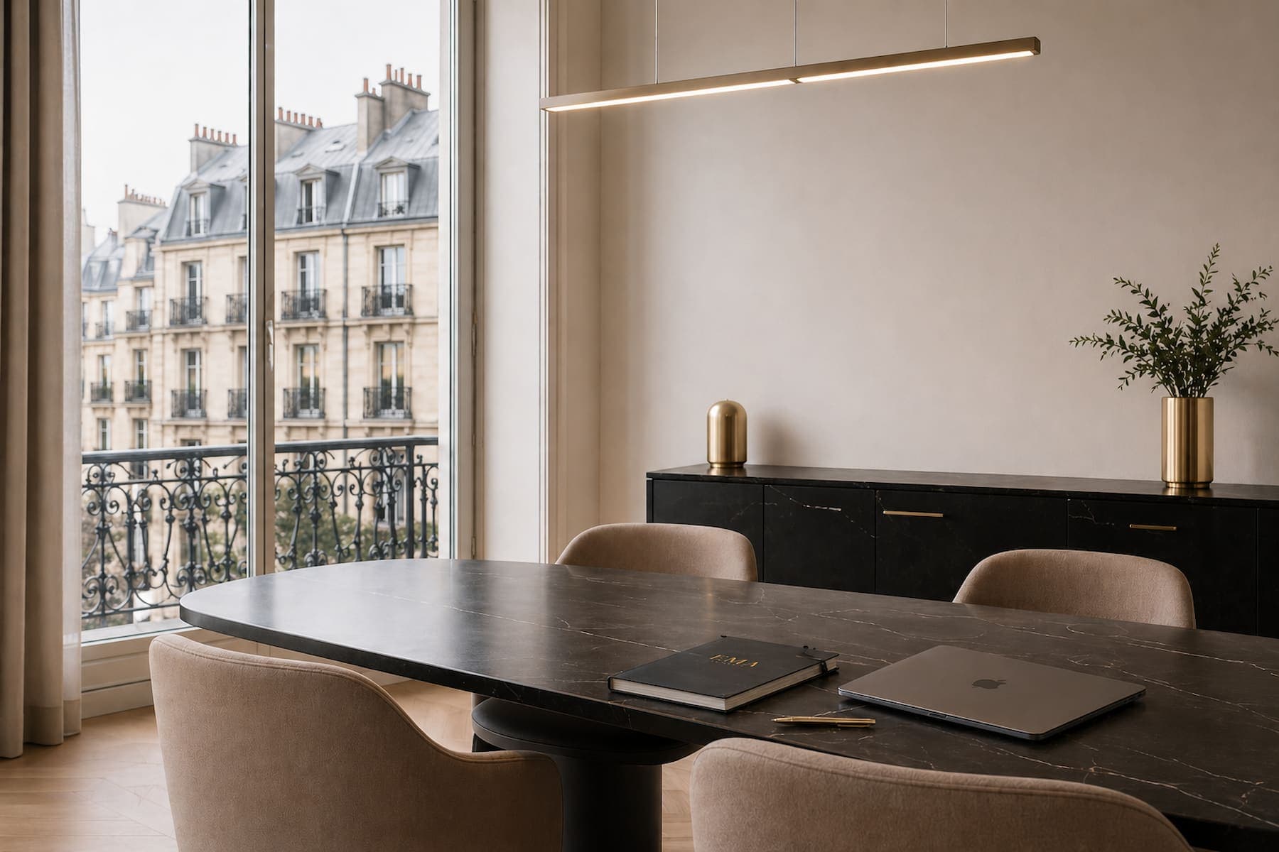 Salle de réunion confidentielle dans un appartement haussmannien parisien — atmosphère exécutive EMA Expert
